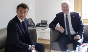 А вот эта встреча удалась: президент Франции Эмманюэль Макрон (слева) и канцлер ФРГ Олаф Шольц в кулуарах саммита ЕС в Брюсселе 20 октября 2022 года. (© picture-alliance/Associated Press/Оливье Осле)