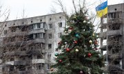 Ukrayna'nın Borodyanka kentinde, yanmış evlerin önündeki bir Noel ağacı, 3 Ocak. (© picture alliance / AA / Oleksii Chumachenko)