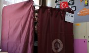 Правящий альянс Эрдогана сумел отстоять своё абсолютное большинство на прошедших в тот же день парламентских выборах.  (© picture-alliance/Associated Press/uncredited)