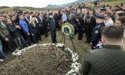 Kosovo's President Vjosa Osmani and Prime Minister Albin Kurti attend the funeral of the Kosovar police officer who was killed in an attack by pro-Serb terrorists. (© picture-alliance/dpa)