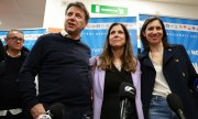 Alessandra Todde (au centre), entourée de Giuseppe Conte et Elly Schlein, respectivement présidents du M5S et du PD, le 26 février. (© picture-alliance/dpa)