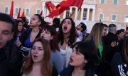 Демонстрация против насилия в отношении женщин в Афинах, 4 апреля 2024 года. (© picture-alliance/Anadolu/Костас Балтас)