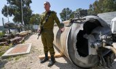 Israeli army spokesman Daniel Hagari stands next to one of the projectiles intercepted on April 13. (© picture alliance / ASSOCIATED PRESS / Tsafrir Abayov)