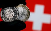 Only at the start of January the SNB had stressed its intention of sticking to the minimum exchange rate of 1.20 francs per euro introduced three years ago. (© picture-alliance/dpa)