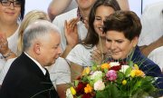 PiS-Parteichef Jaroslaw Kaczyński ergriff nach dem Wahlsieg noch vor Spitzenkandidatin Beata Szydlo das Wort. (© picture-alliance/dpa)