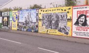 A peace line in Belfast runs between a Catholic and a Protestant area. (© picture-alliance/dpa)