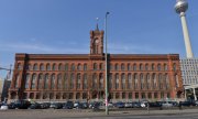 The "Red City Hall", seat of the Berlin state government. (© picture-alliance/dpa)