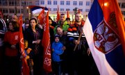 Anhänger von Milorad Dodik, Präsident der Republika Srpska, versammeln sich am Sonntagabend auf den Straßen von Pale. (© picture-alliance/dpa)