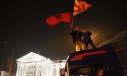Supporters of the Social Democrats wave Albanian and Macedonian flags in Skopje. (© picture-alliance/dpa)