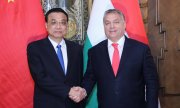 Hungary's Prime Minister Viktor Orbán (right) welcomes his Chinese counterpart Li Keqiang. (© picture-alliance/dpa)