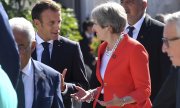 Frankreichs Präsident Macron im Gespräch mit Großbritanniens Premierministerin  May auf dem Gipfel in Salzburg. (© picture-alliance/dpa)