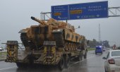 Güneydoğu Türkiye'de Suriye sınırına doğru ilerleyen bir askeri konvoy. (© picture-alliance/dpa)