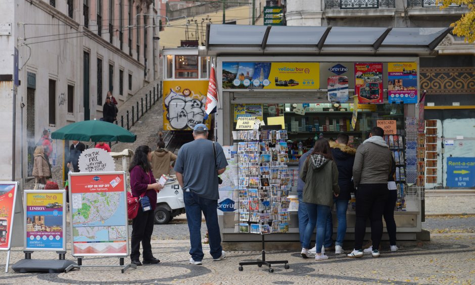 Un kiosque à journaux à Lisbonne.