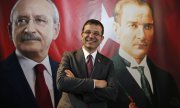 Ekrem İmamoğlu vor den Porträts von CHP-Chef Kılıçdaroğlu und Republikgründer Atatürk. (© picture-alliance/dpa)