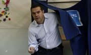 Premier Tsipras kommt aus der Wahlkabine. (© picture-alliance/dpa)