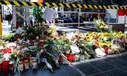 Flowers at Frankfurt's main railway station. (© picture-alliance/dpa)