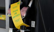 At a filling station in Lisbon that has run out of petrol because of the strike. (© picture-alliance/dpa)
