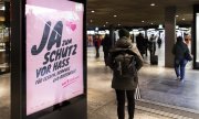 Kampagnenplakat am Bahnhof in Bern. (© picture-alliance/dpa)