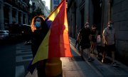 Eine Frau demonstriert in Madrid mit der Flagge der Zweiten Spanischen Republik. (© picture-alliance/dpa)