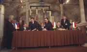 Vaclav Havel, Joszef Antall und Lech Wałęsa (sitzend, von links) unterzeichnen die Visegrád-Erklärung. (© picture-alliance/Jan Morek)