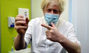 Boris Johnson en visite dans un centre de vaccination dans la ville d'Orpington, le 15 février 2021. (© picture-alliance/Jeremy Selwyn)
