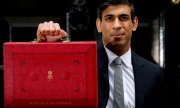 Rishi Sunak holding the budget box, in which the Chancellor of the Exchequer transports official documents. (© picture-alliance/dpa)