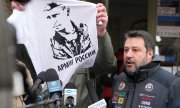 Lors de sa visite en Pologne, le 8 mars 2022, Matteo Salvini, le chef de la Lega, est accueilli par des protestataires brandissant un T-shirt à l'effigie de Poutine. (© picture alliance/ASSOCIATED PRESS/Czarek Sokolowski)