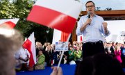Polonya Başbakanı Morawiecki seçim kampanyası  sırasında konuşma yaparken. Parlamento seçimleri 15 Ekim'de gerçekleştirilecek. (© picture alliance / NurPhoto / Andrzej Iwanczuk)