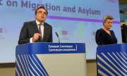 Migration Commissioner Margaritis Schinas and Home Affairs Commissioner Ylva Johansson explain the agreement on Wednesday, 20 December. (© picture alliance / EPA / OLIVIER HOSLET)