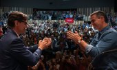 PSC-Chef Salvador Illa (links) und Spaniens Premier Pedro Sánchez bei einer Wahlkampfveranstaltung. (© picture alliance/ASSOCIATED PRESS / Emilio Morenatti)