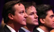 Le Premier ministre David Cameron (à gauche), Nick Clegg, chef de file des Libéraux-Démocrates, et Ed Miliband (à droite), le chef du Labour, se disputent la majorité à la chambre basse. (© picture-alliance/dpa)
