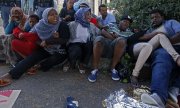 Hundreds of refugees, most of whom come from Africa, have been camping out for days on Italy's border with France. (© picture-alliance/dpa)