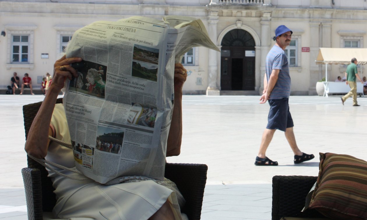 Piran’da bir gazete okuru. (Flickr, Greta Hughson, CC BY-NC 2.0)