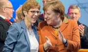 Saarland's Minister-President Annegret Kramp-Karrenbauer (CDU) and Chancellor Angela Merkel. (© picture-alliance/dpa)