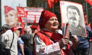 Rusya Komünist Partisi üyeleri 1 Mayıs kutlamalarında. (© picture-alliance/dpa)