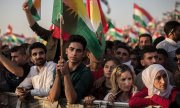 In Erbil hören Menschen einer Rede des kurdischen Präsidenten Barzani zu. (© picture-alliance/dpa)