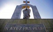 Papa 2. Jean-Paul'ün Fransa'da Ploermel'deki heykeli. (© picture-alliance/dpa)