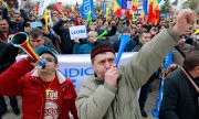 Workers at the Dacia plant in Mioveni demonstrate against the new law. (© picture-alliance/dpa)