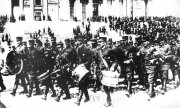 Finnische Truppen paradieren im Mai 1917 durch Helsinki. (© picture-alliance/dpa)