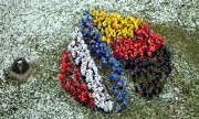 Schoolchildren formation in the colours of the French and German flags. (© picture-alliance/dpa)