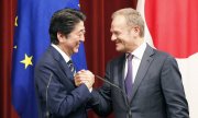 Japans Premier Shinzō Abe und EU-Ratspräsident Donald Tusk nach der Unterzeichnung des Freihandelsabkommens am 17. Juli 2018. (© picture-alliance/dpa)