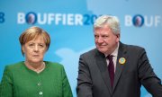 Bundeskanzlerin Angela Merkel und der hessische Ministerpräsident Volker Bouffier. (© picture-alliance/dpa)