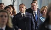 Orbán (centre) on the way to the EPP session on March 20, 2019. (© picture-alliance/dpa)