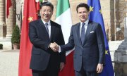 Çin Devlet Başkanı Şi Cinping (solda) ile İtalya Başbakanı Giuseppe Conte anlaşma sonrası tokalaşırken. (© picture-alliance/dpa)