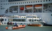 Die MSC Opera und das gerammte Ausflugsschiff im Hafen von Venedig. (© picture-alliance/dpa)