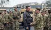 US ambassador Grenell with US soldiers at a barracks in Saxony-Anhalt in February 2019. (© picture-alliance/dpa)