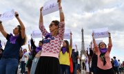 Aktivistinnen erinnern vor dem Pariser Eiffelturm an die getöteten Frauen. © picture-alliance/dpa)