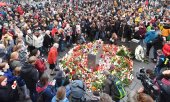Menschen stehen auf dem Marktplatz in Halle, um ein Zeichen gegen Gewalt zu setzen und zu trauern. (© picture-alliance/dpa)