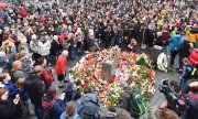 Şiddet karşıtı bir duruş ve anma amacıyla Halle pazar meydanında buluşmuş insan kitlesi. (© picture-alliance/dpa)