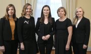 Sanna Marin avec quatre de ses ministres. Dans le cabinet finlandais actuel, les femmes sont majoritaires.(© picture-alliance/dpa)